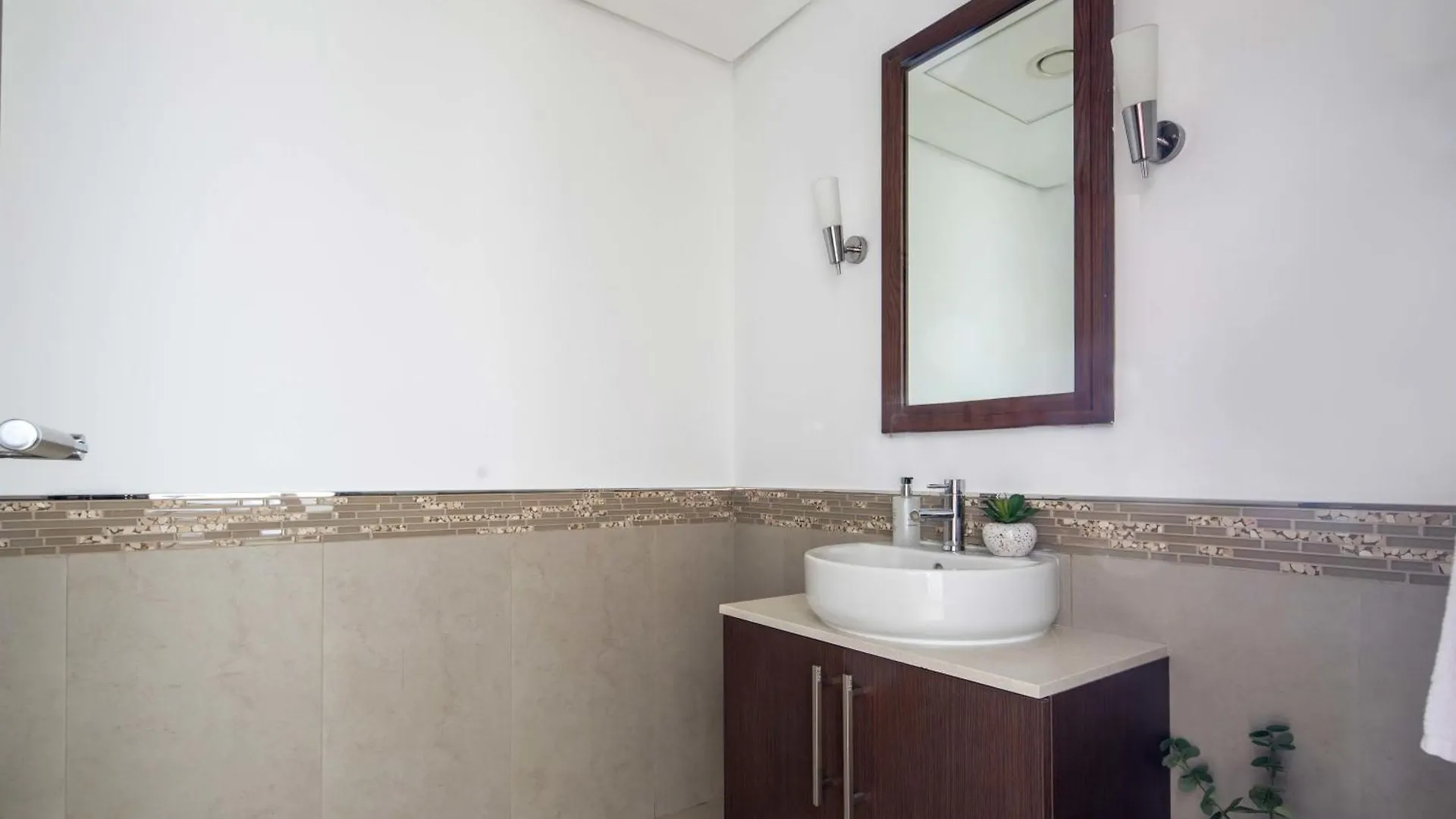 Frank Porter - Burj Daman Dubai Apartment